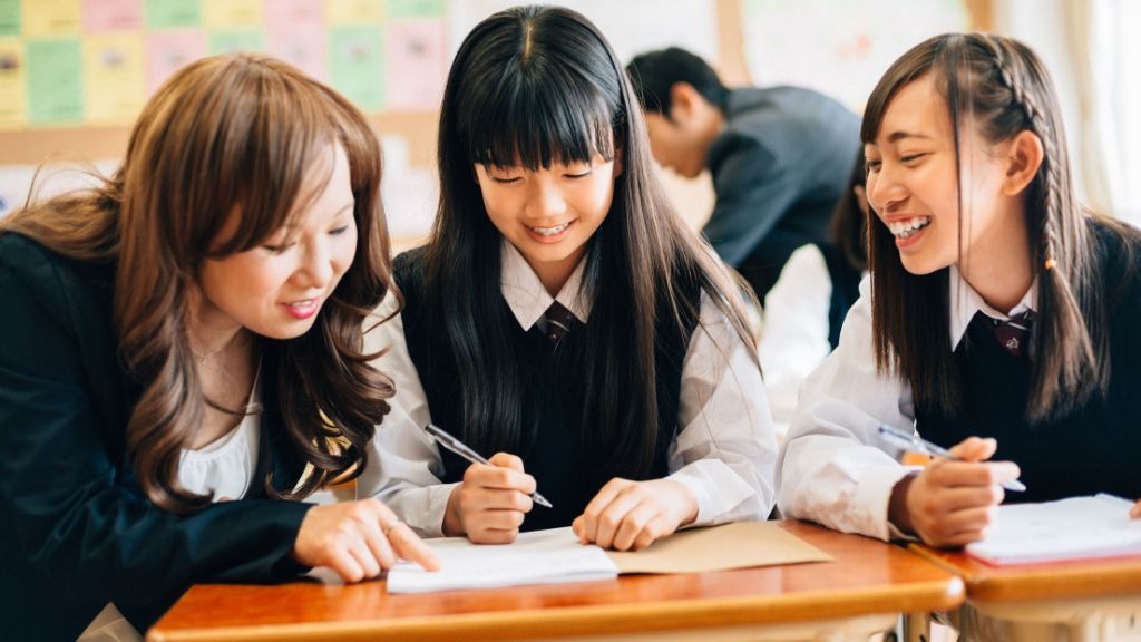 楽しそうに話す教師と女子中学生